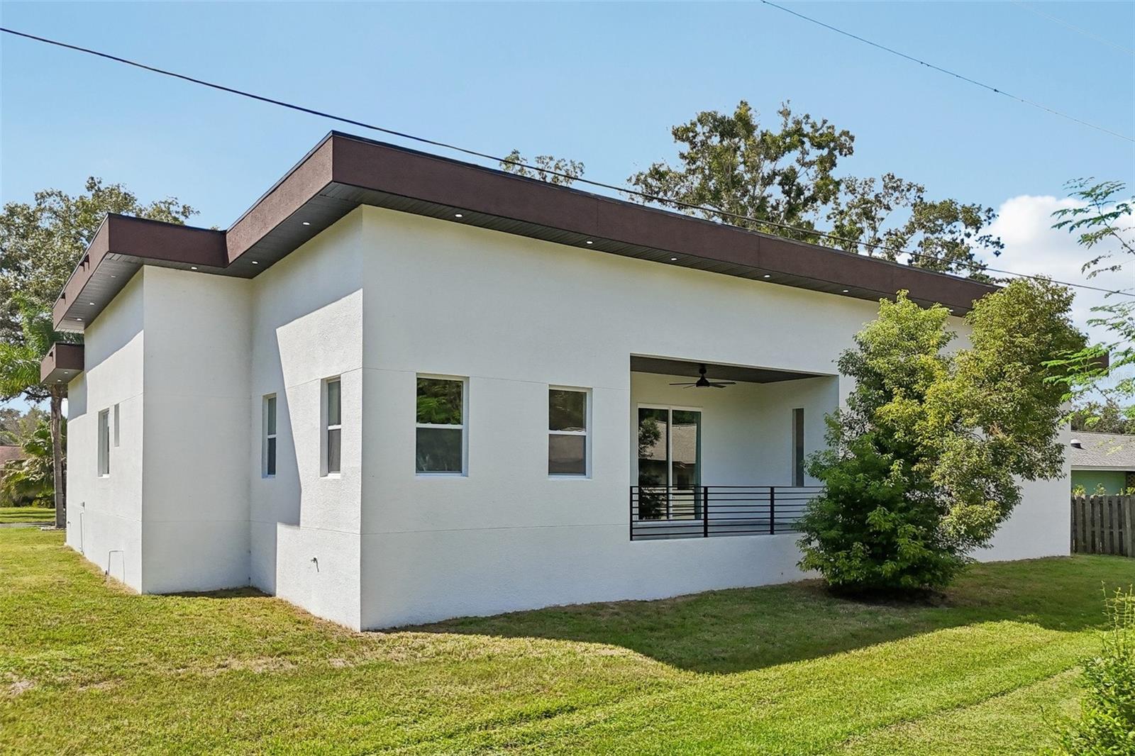 806 LAMONT PL