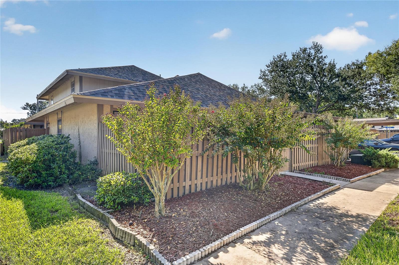 810 HUNTERS CT