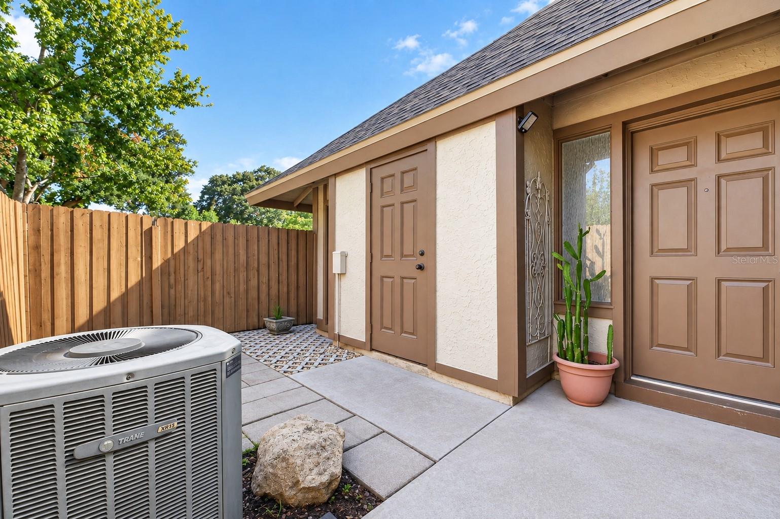 810 HUNTERS CT