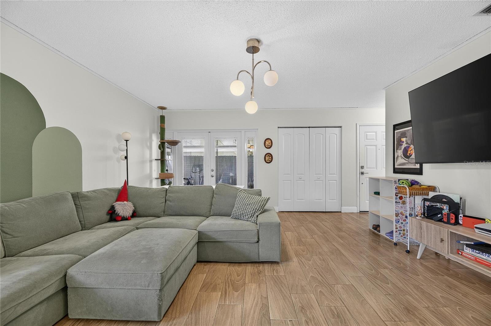 810 HUNTERS CT