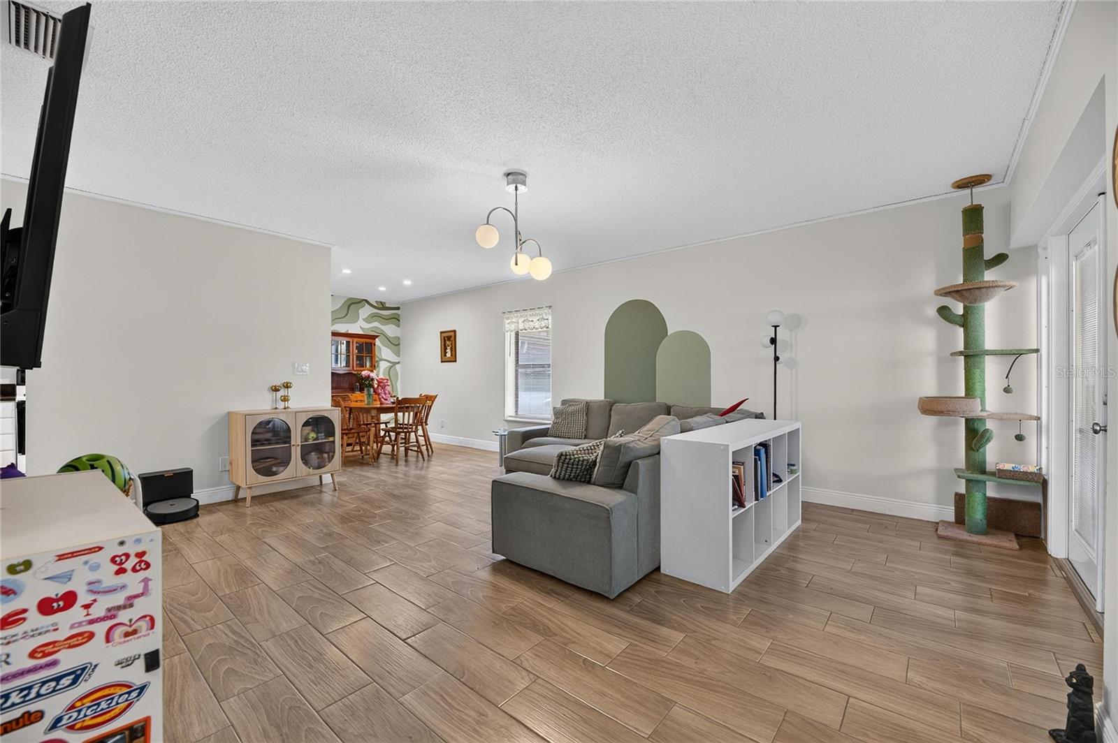 810 HUNTERS CT
