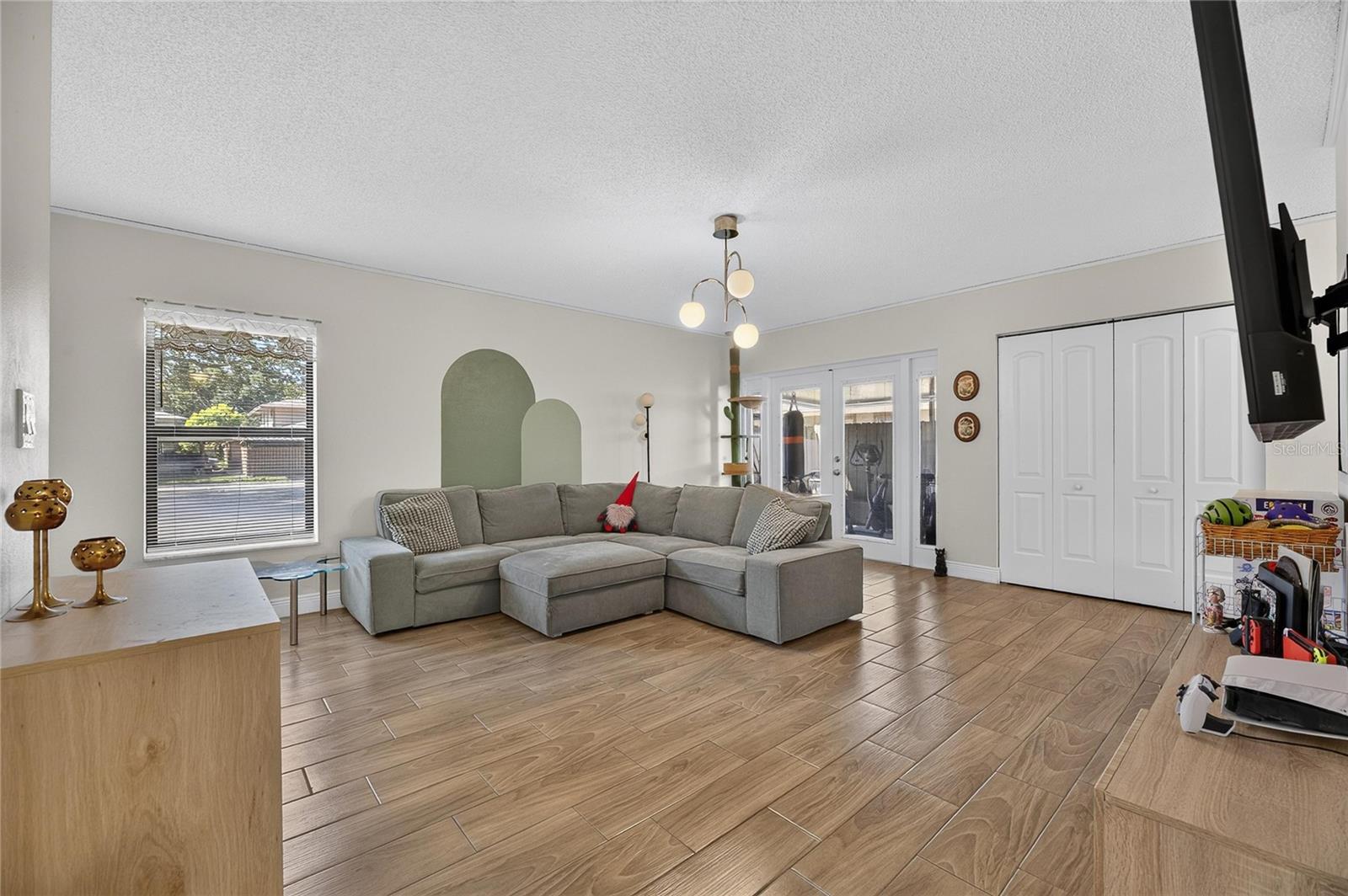 810 HUNTERS CT