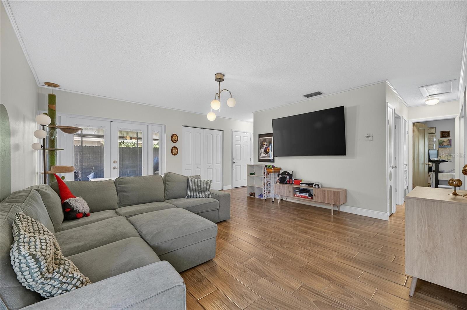 810 HUNTERS CT