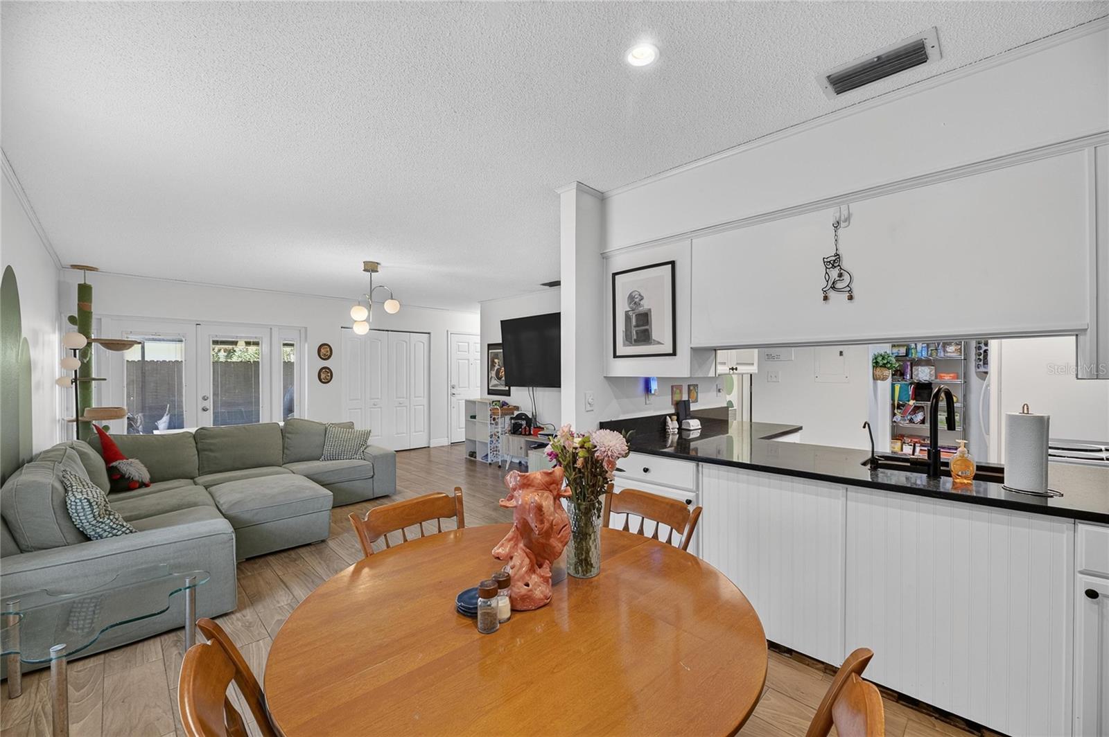 810 HUNTERS CT