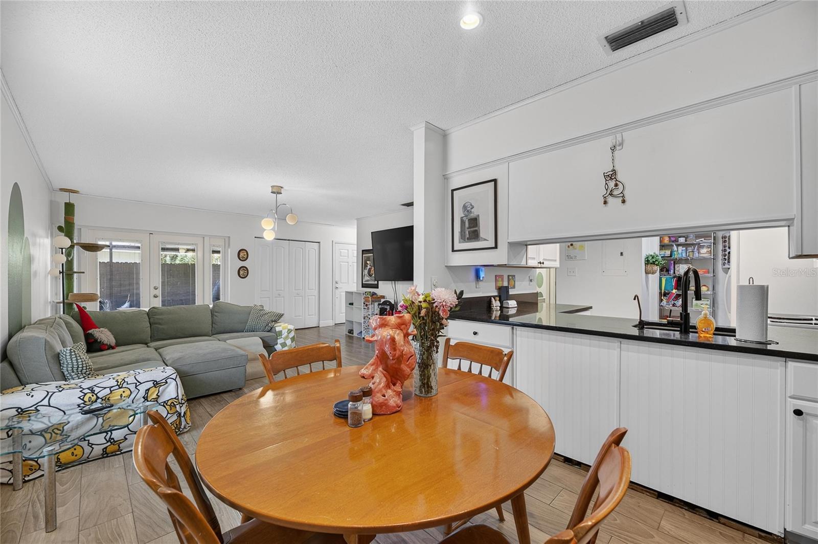 810 HUNTERS CT
