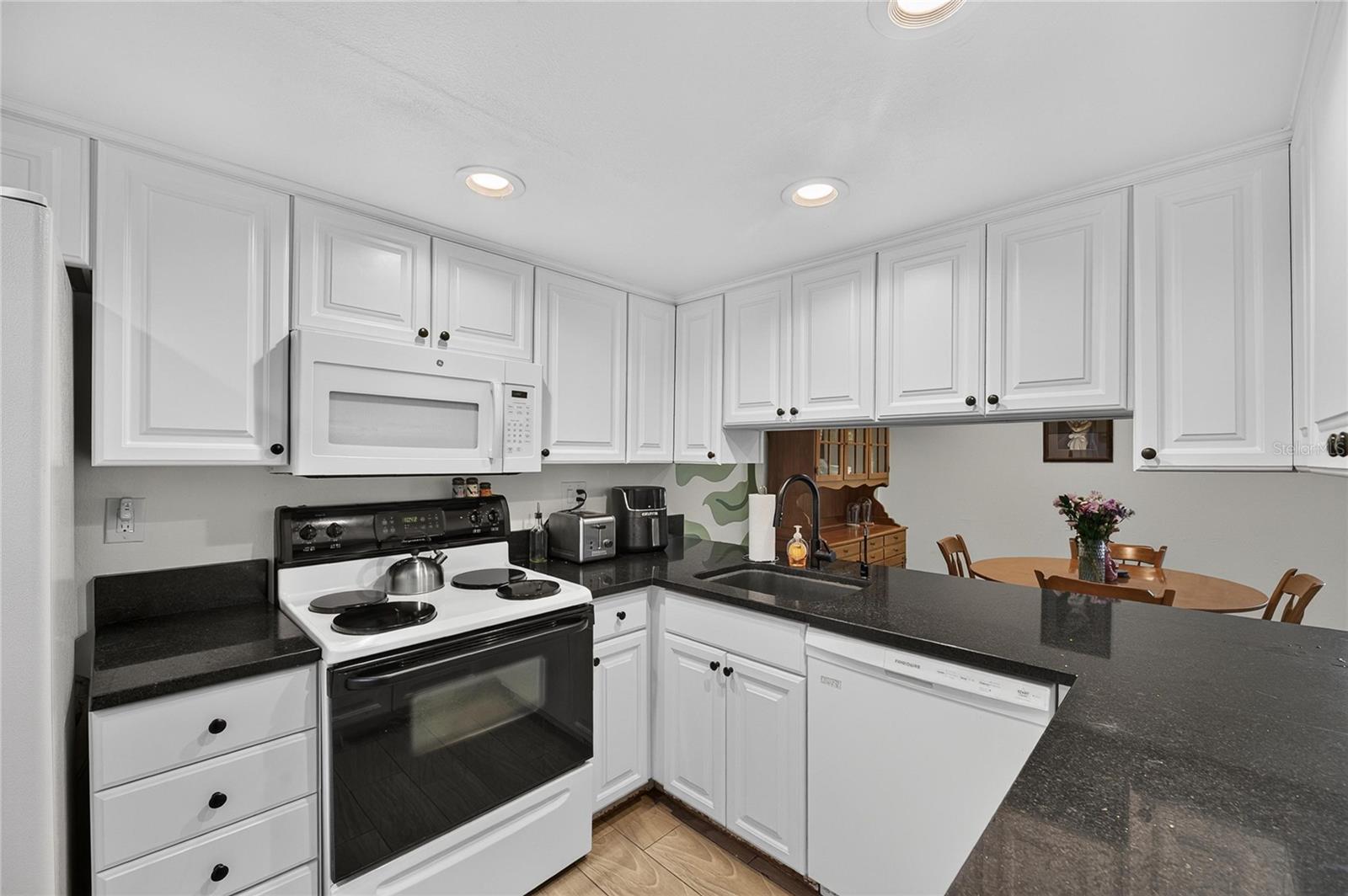 810 HUNTERS CT