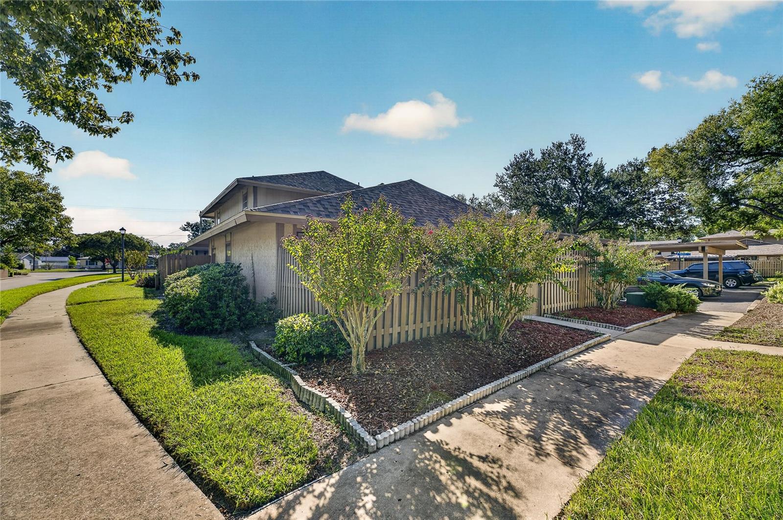 810 HUNTERS CT