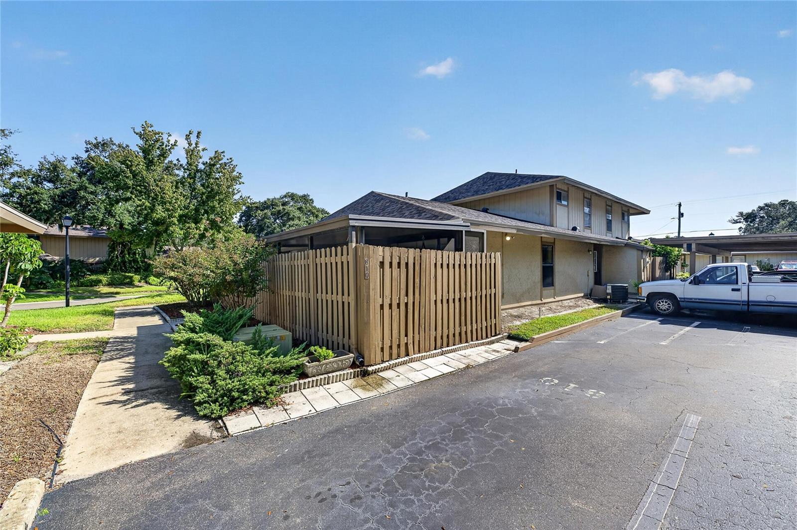 810 HUNTERS CT