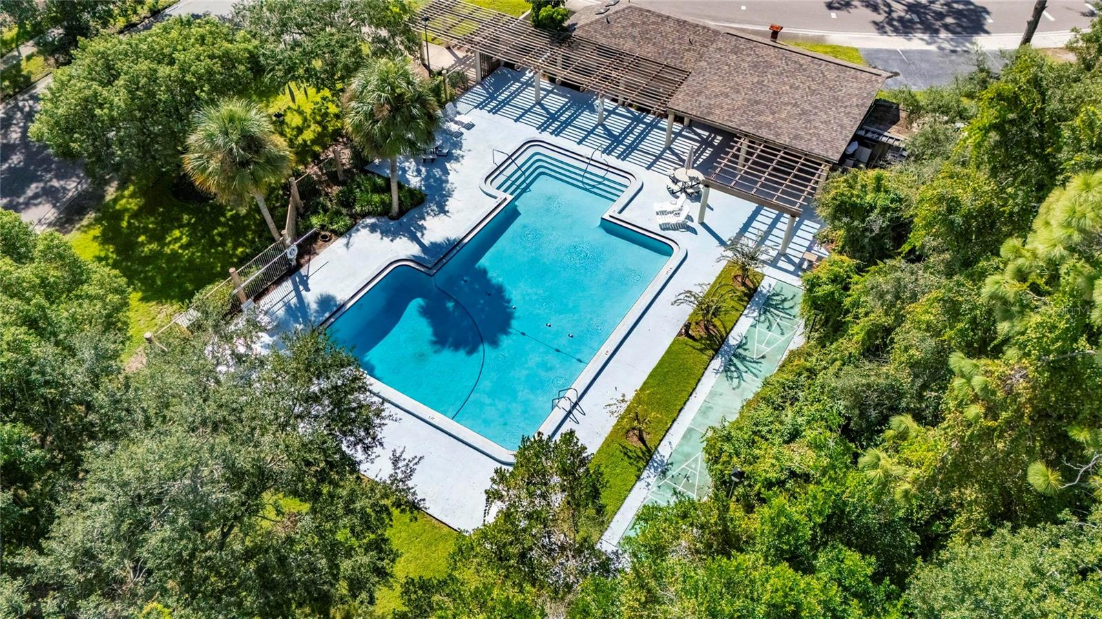 810 HUNTERS CT