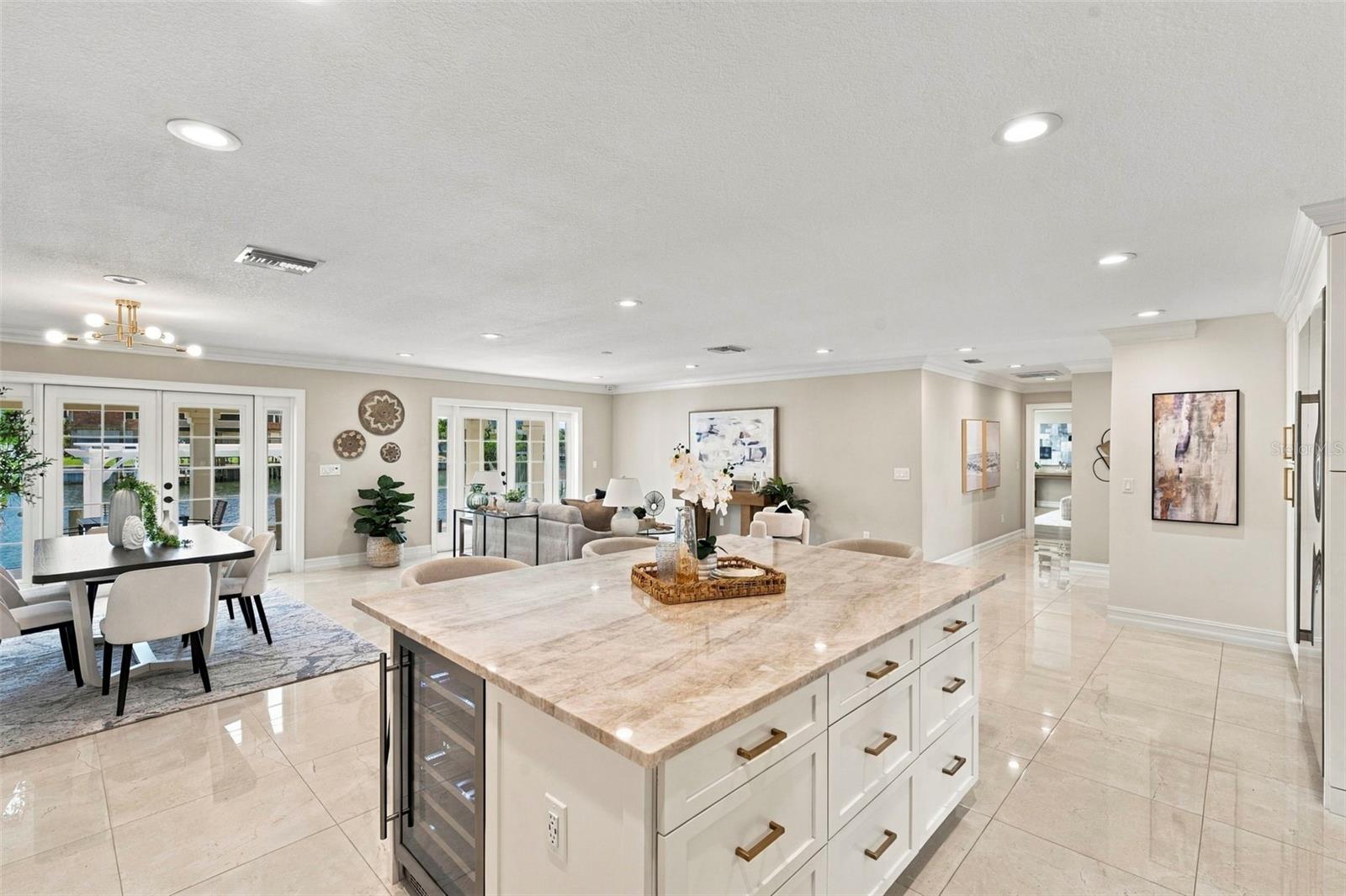 3905 FONTAINEBLEAU DR