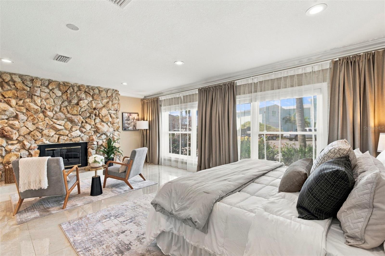 3905 FONTAINEBLEAU DR