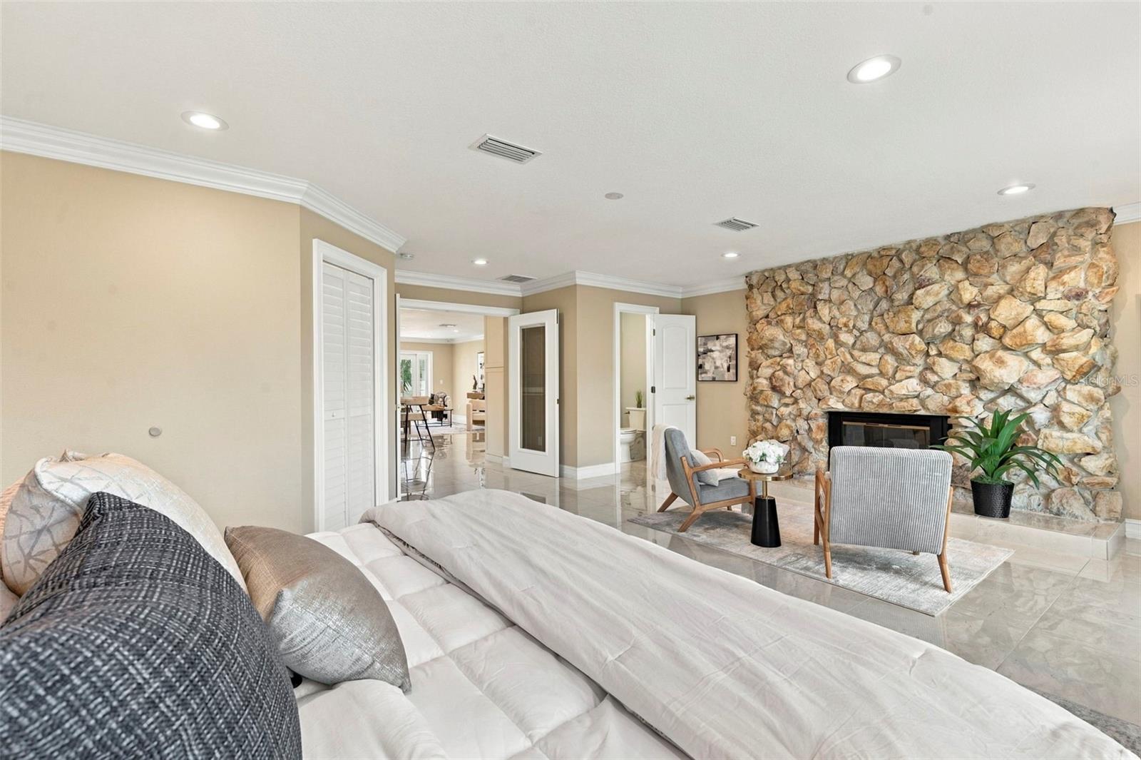3905 FONTAINEBLEAU DR