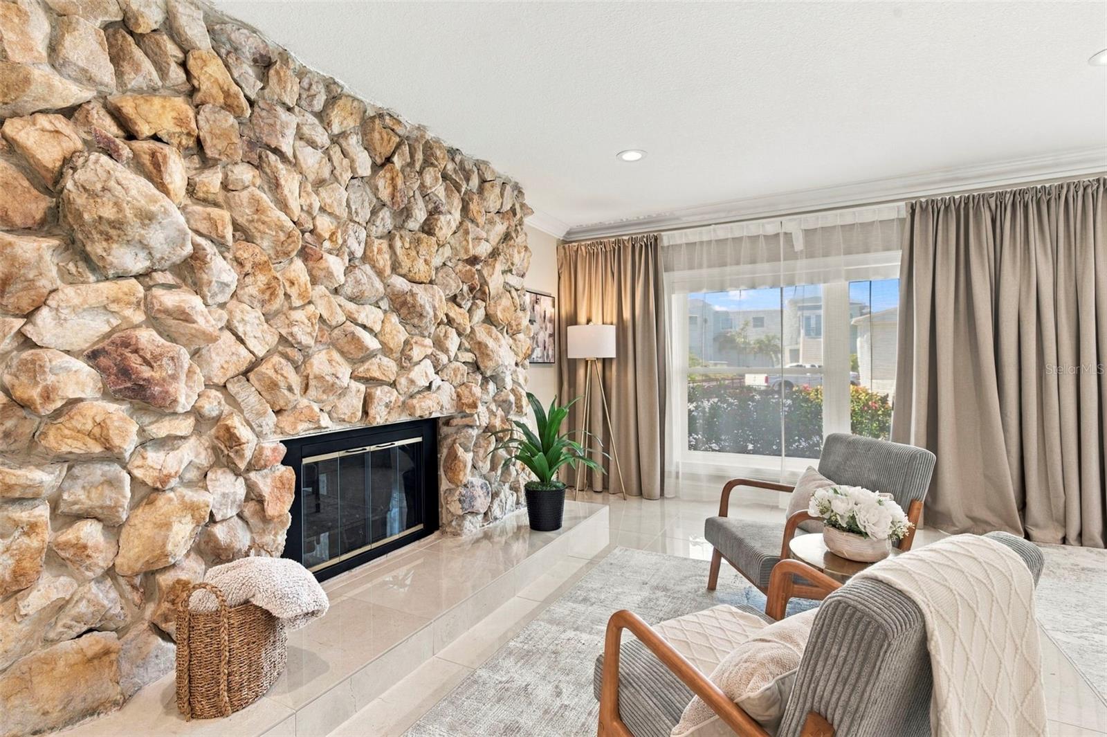 3905 FONTAINEBLEAU DR