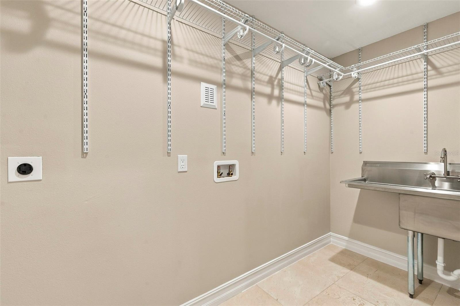 3905 FONTAINEBLEAU DR