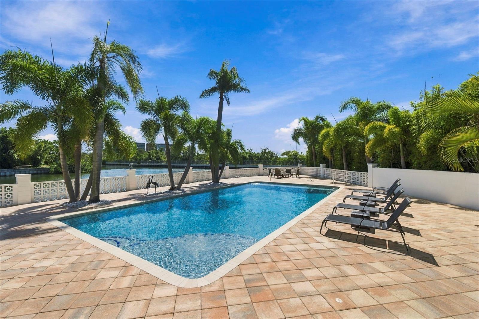 3905 FONTAINEBLEAU DR