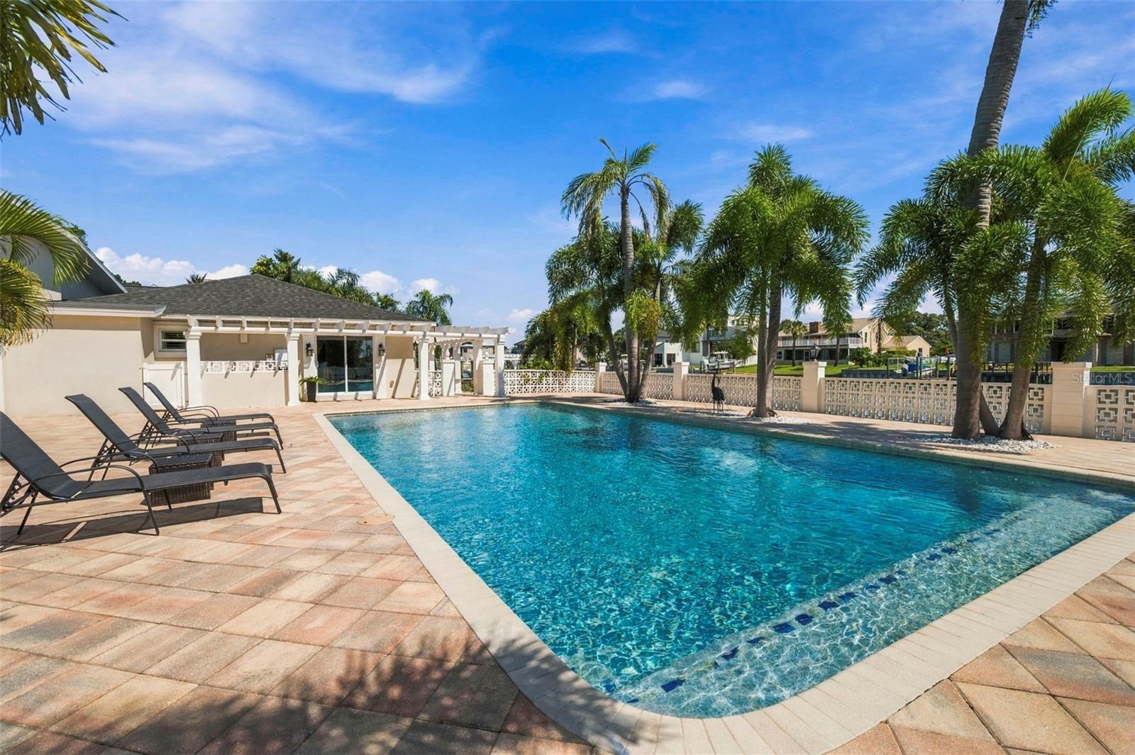 3905 FONTAINEBLEAU DR