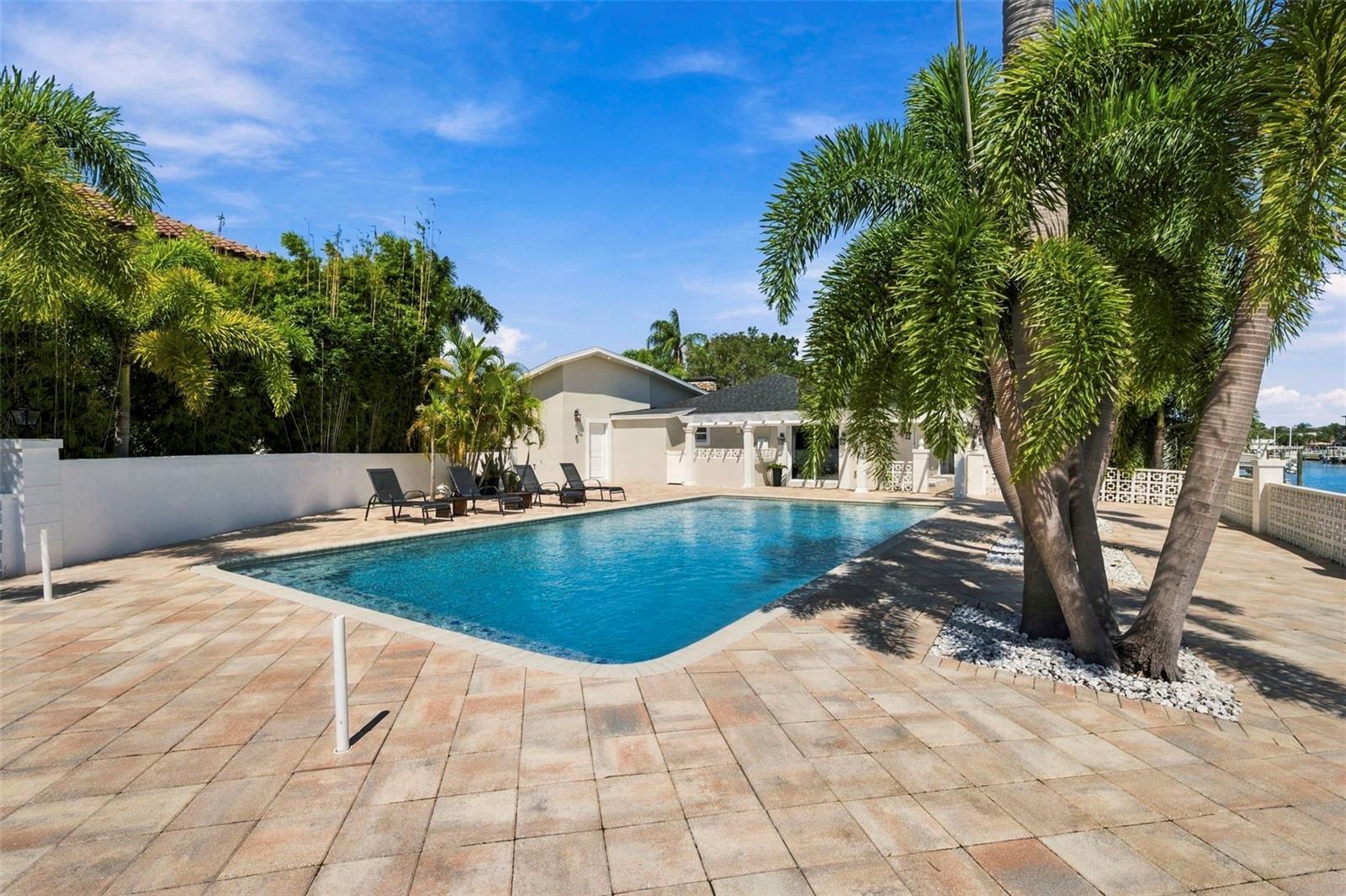 3905 FONTAINEBLEAU DR