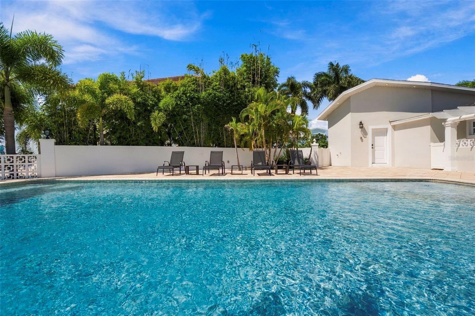3905 FONTAINEBLEAU DR
