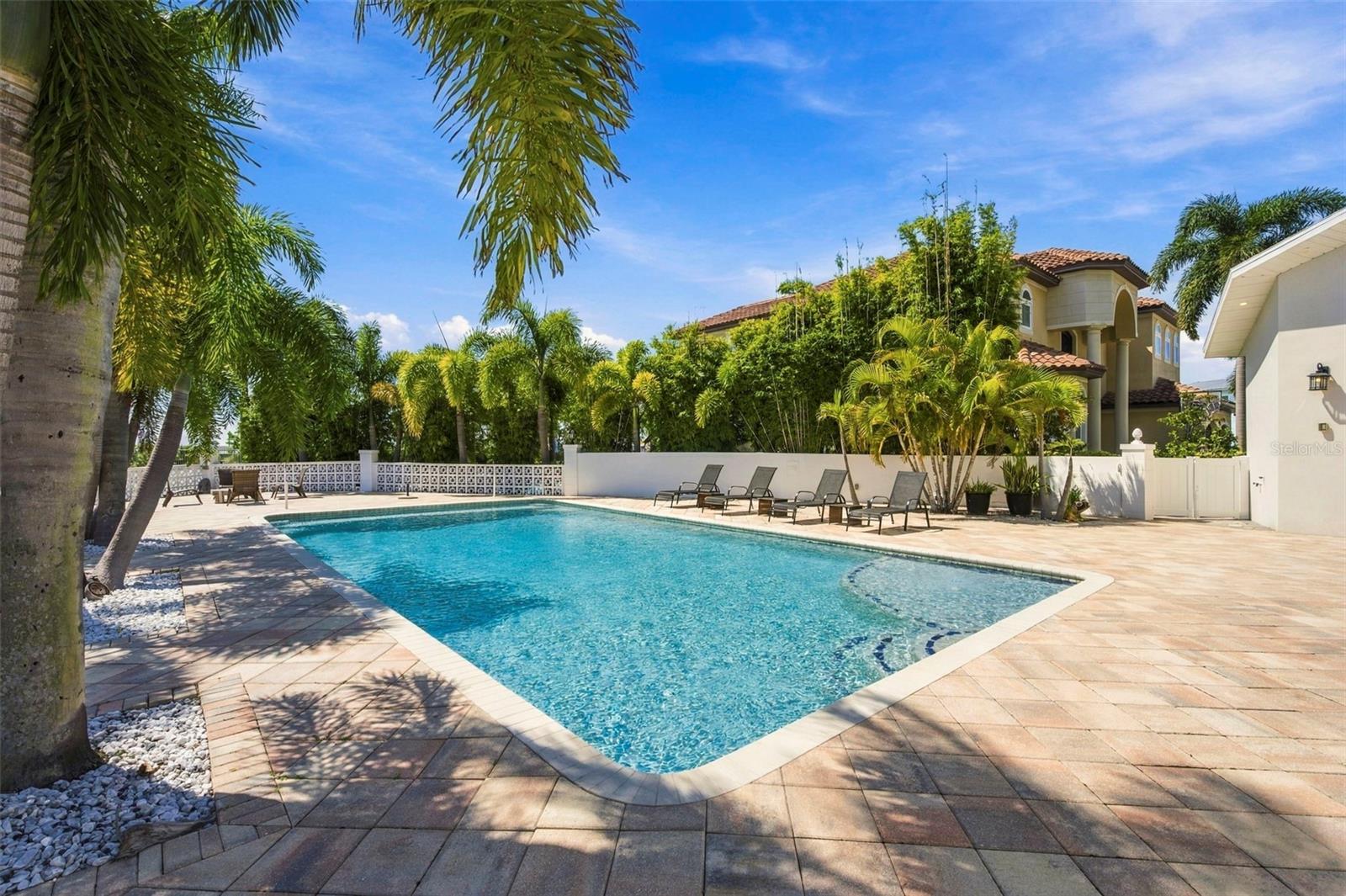 3905 FONTAINEBLEAU DR