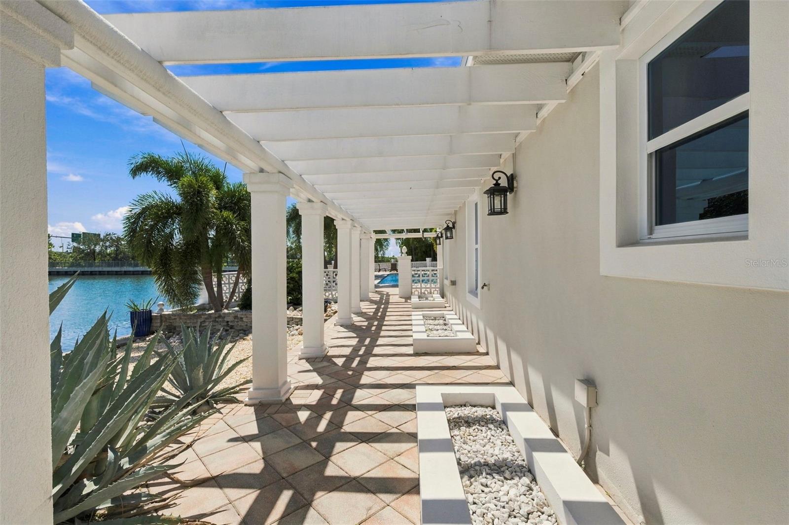 3905 FONTAINEBLEAU DR