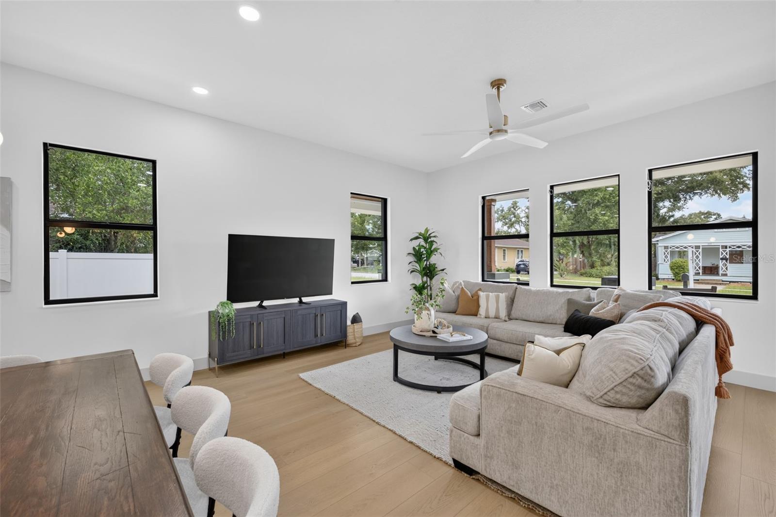 1207 E ELLICOTT ST