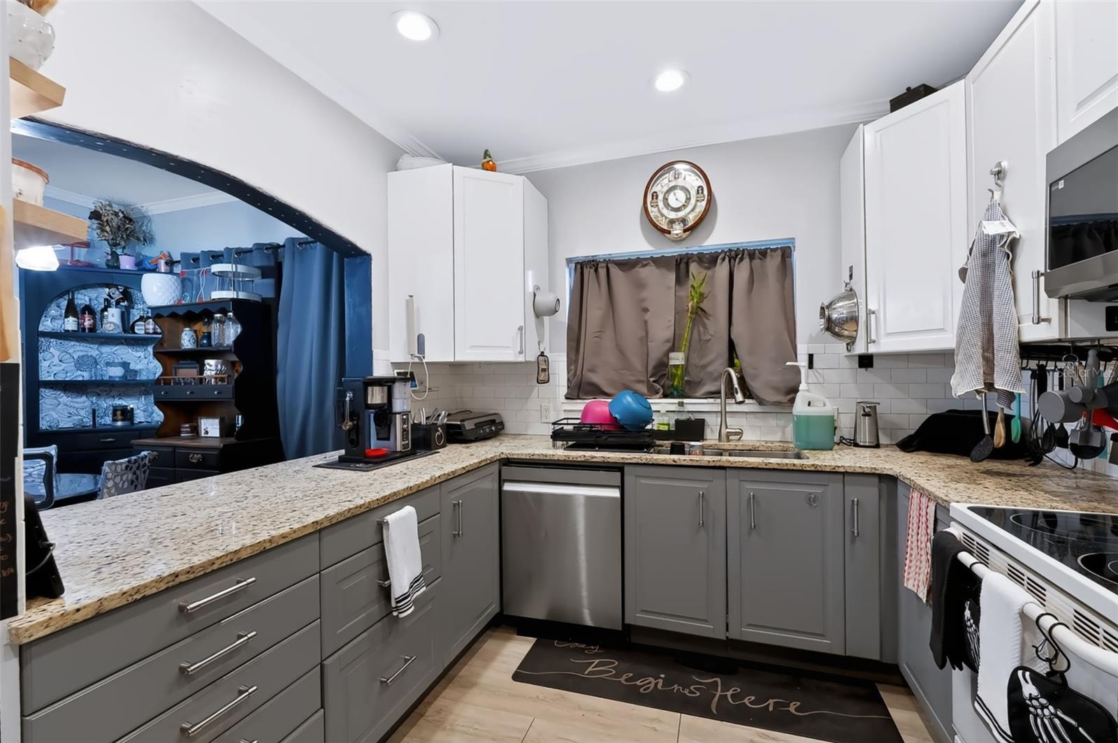 307 W CHERRY ST