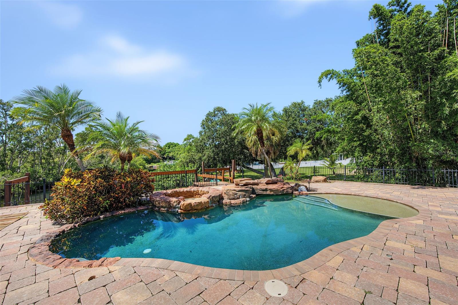 3143 PINEVIEW DR