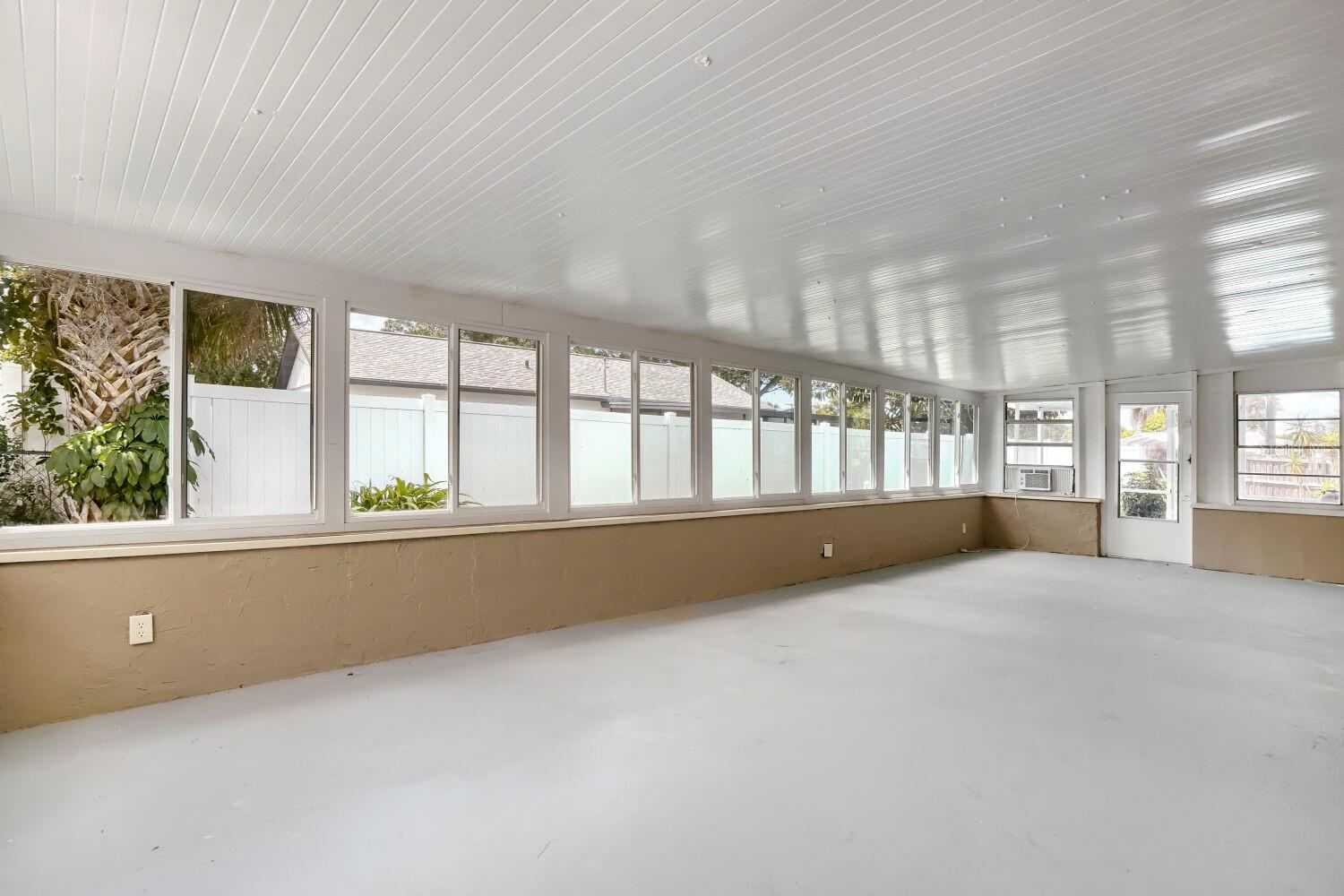208 FLAMINGO DR