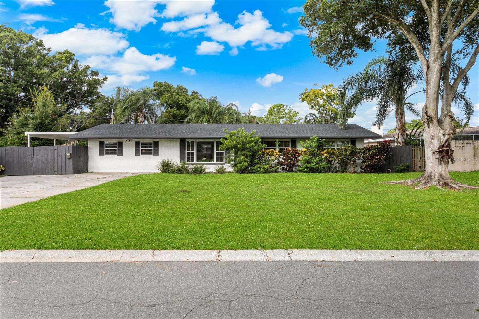 412 DEVILLE DR E