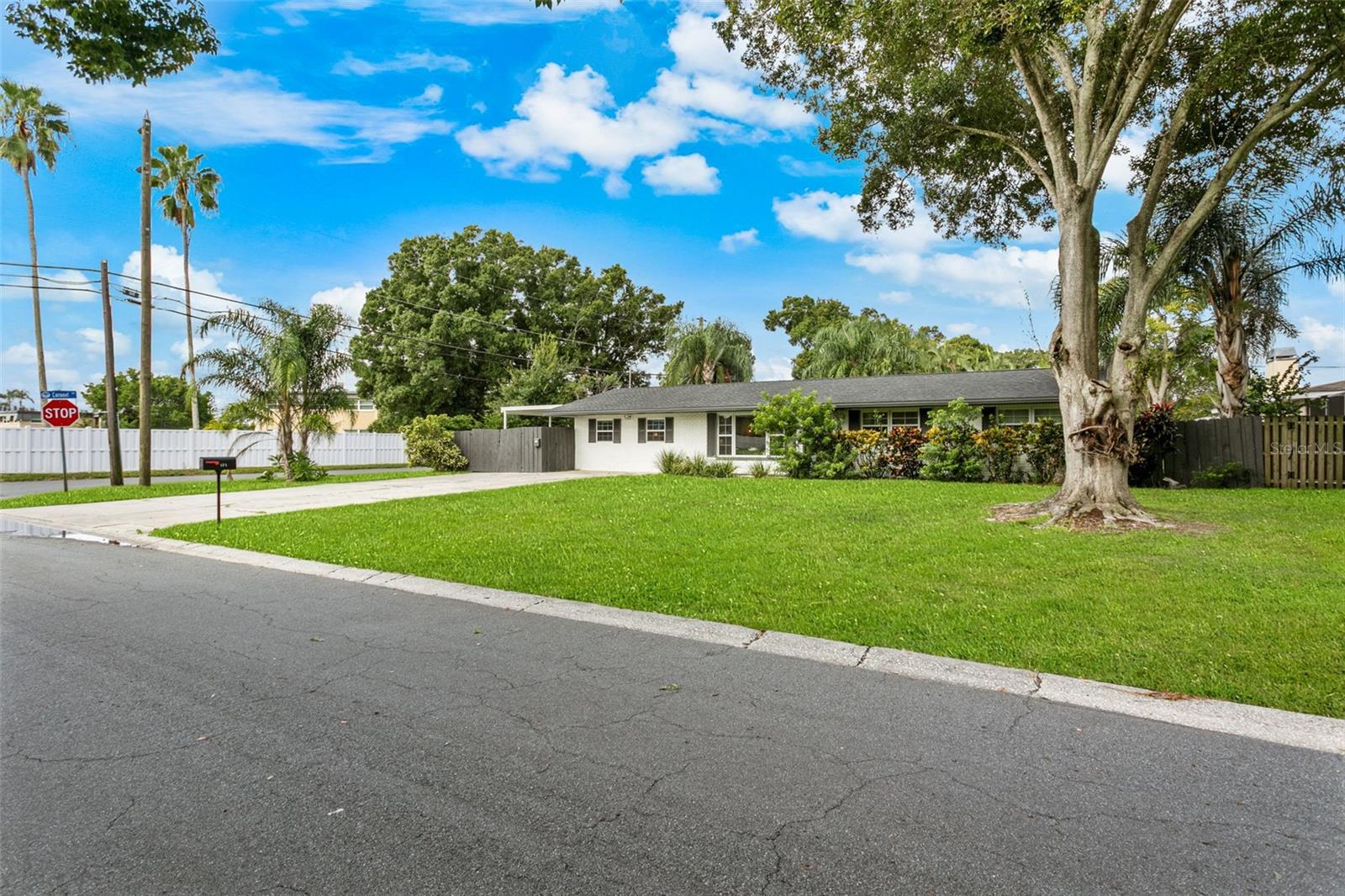 412 DEVILLE DR E