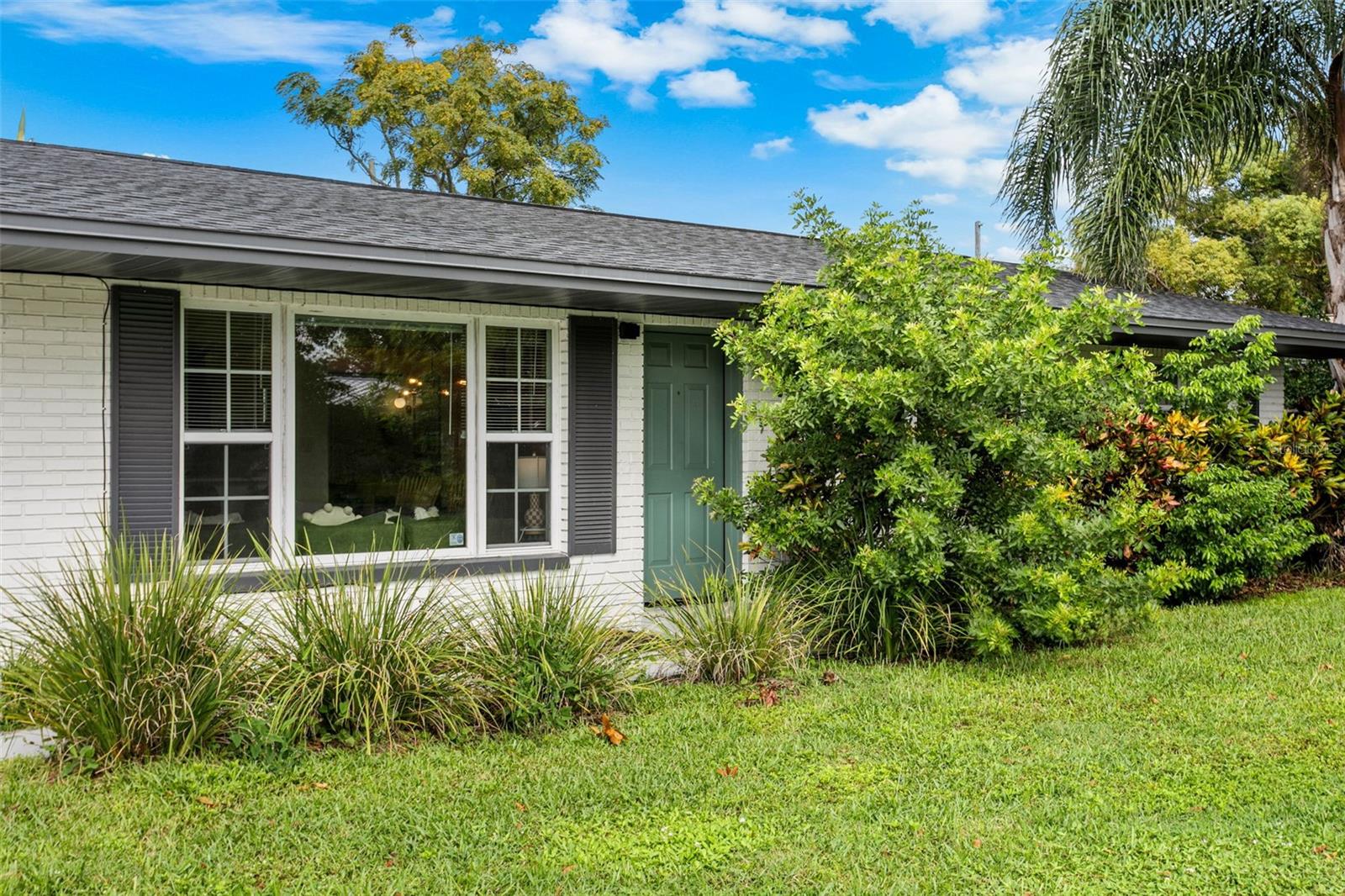 412 DEVILLE DR E