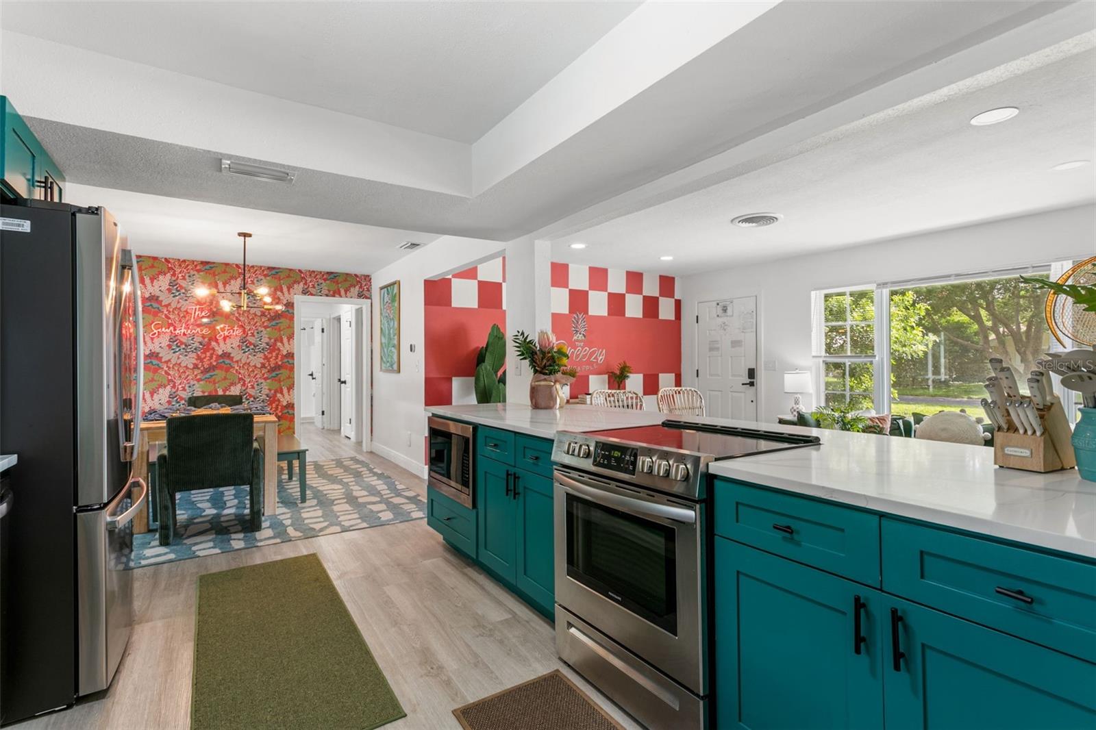 412 DEVILLE DR E