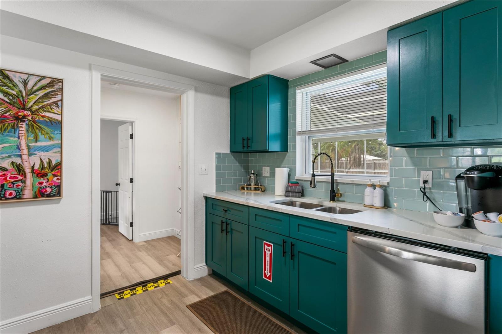 412 DEVILLE DR E