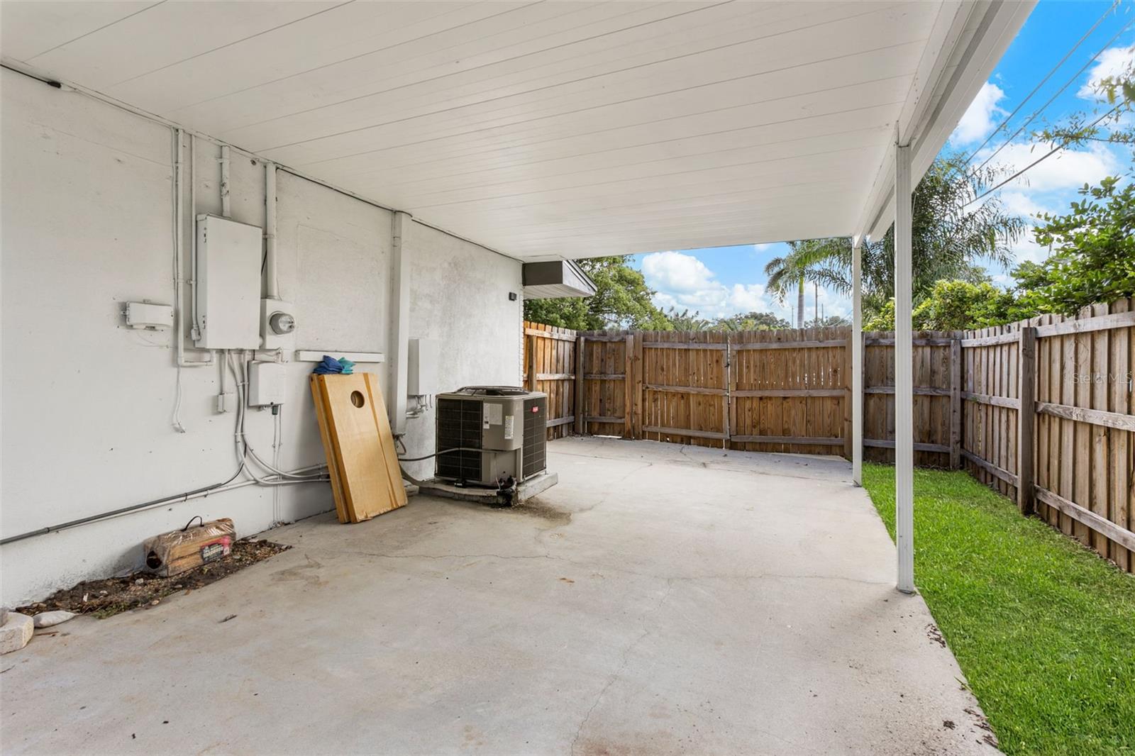 412 DEVILLE DR E