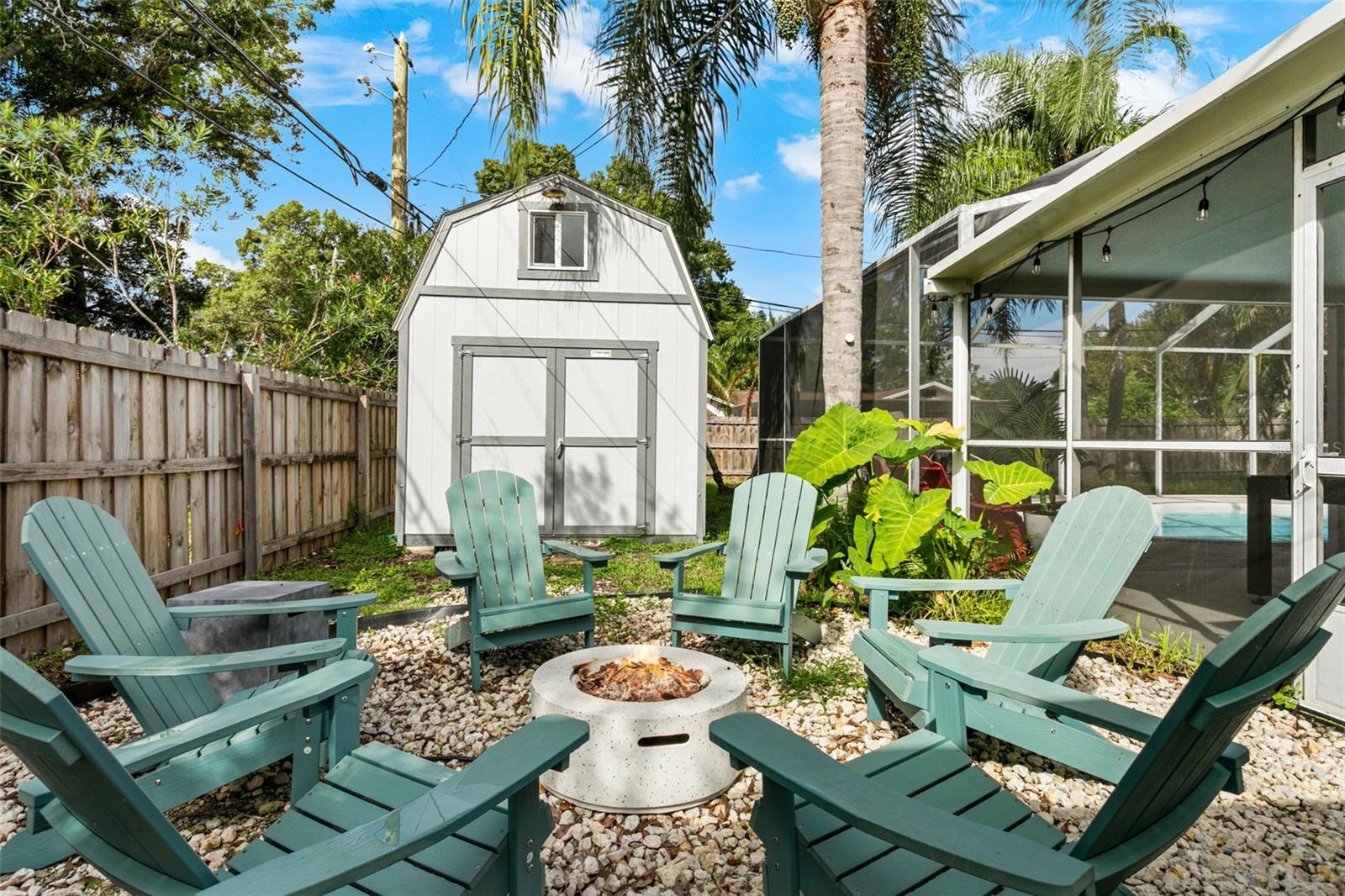 412 DEVILLE DR E