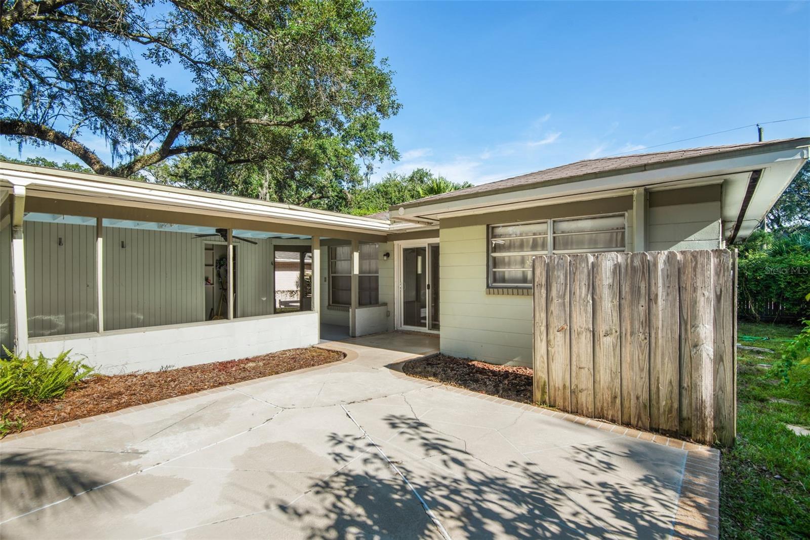422 W LOUISIANA AVE