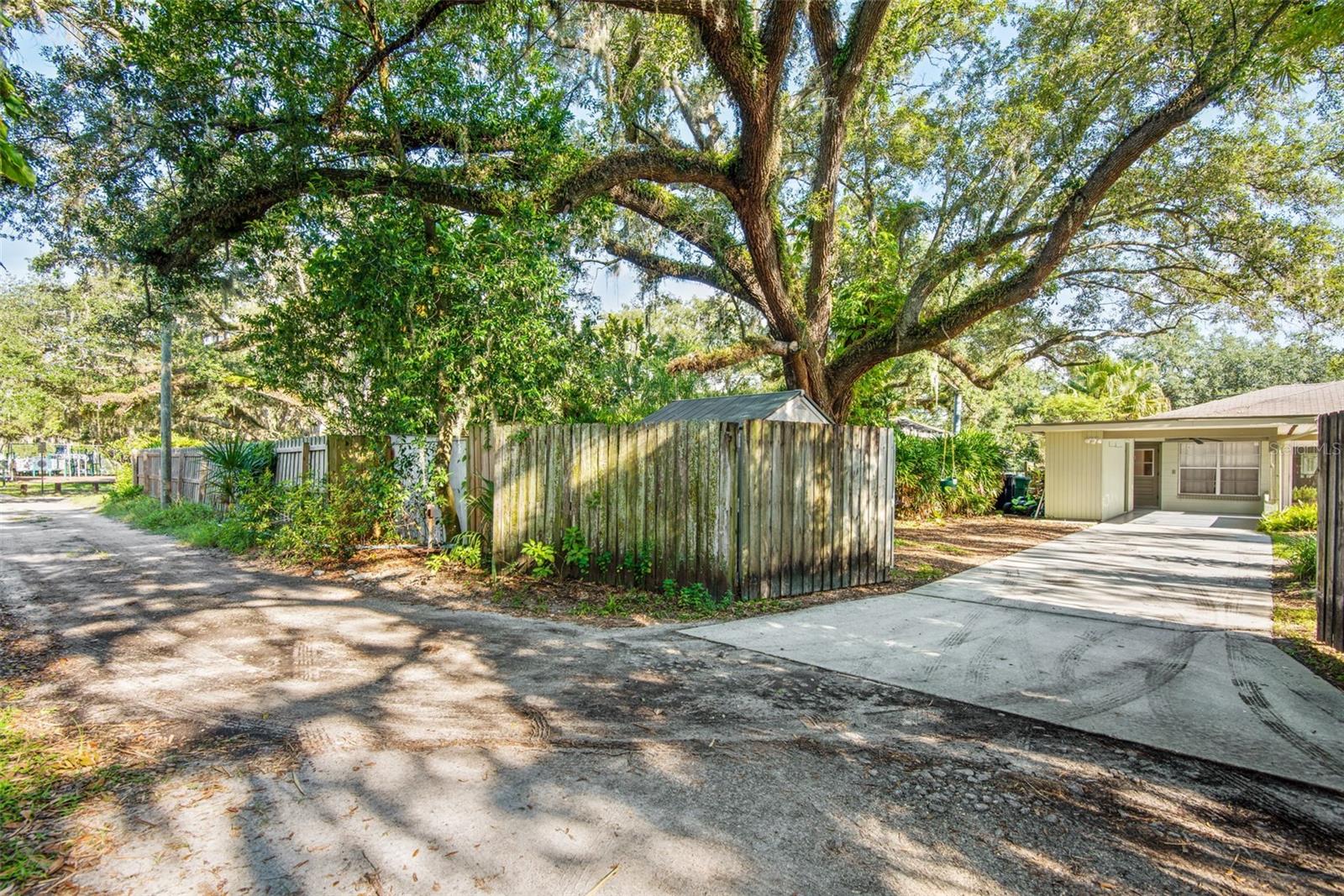 422 W LOUISIANA AVE