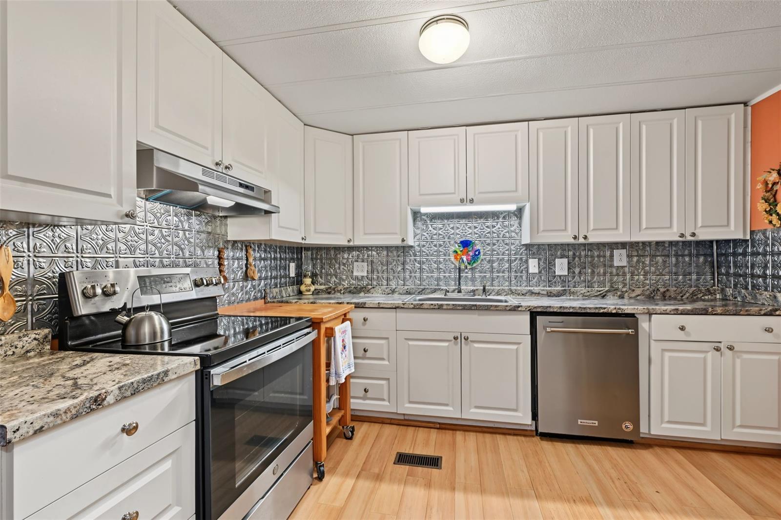 3207 BREWSTER DR