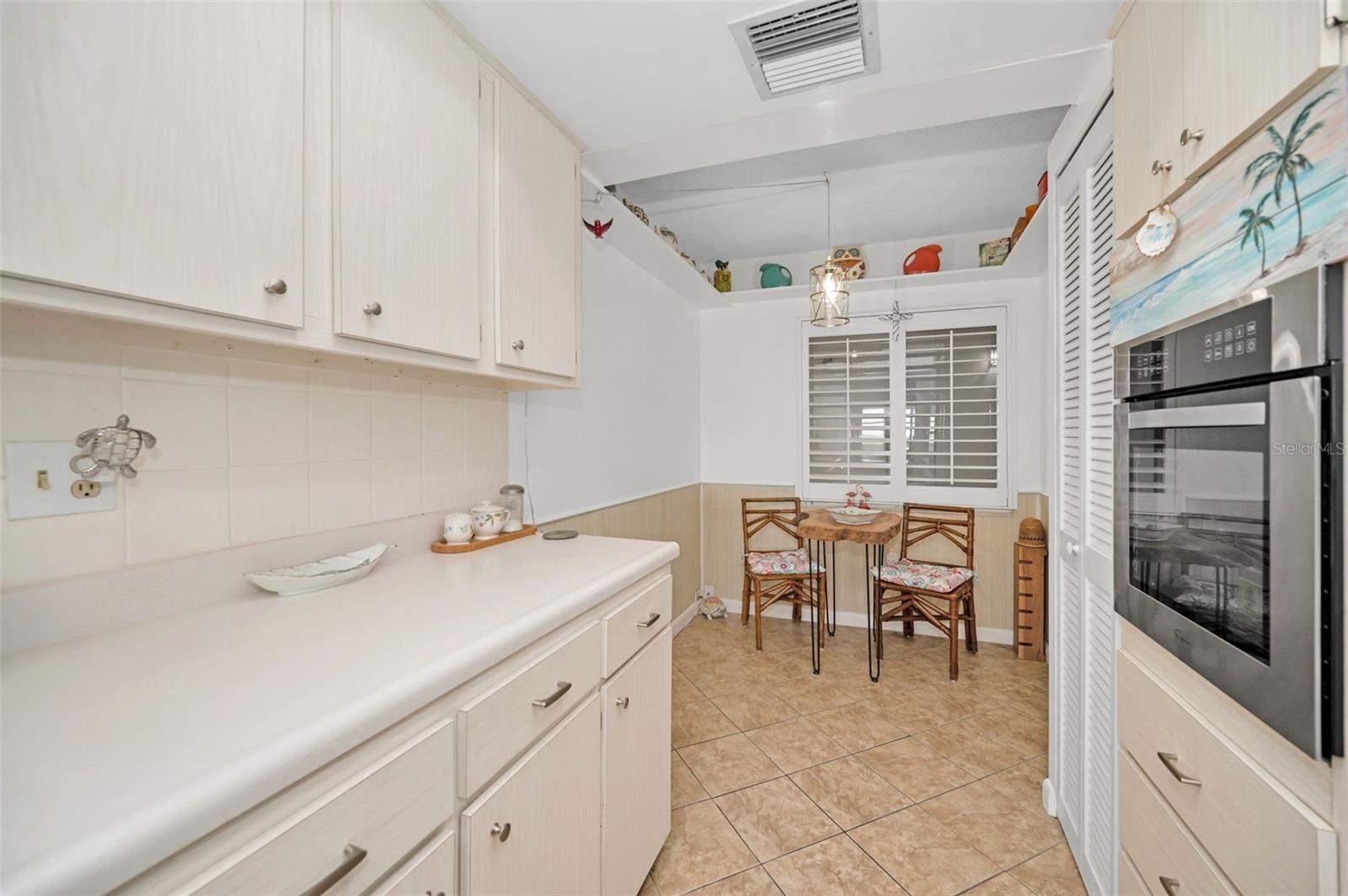 622 EDGEWATER DR #523