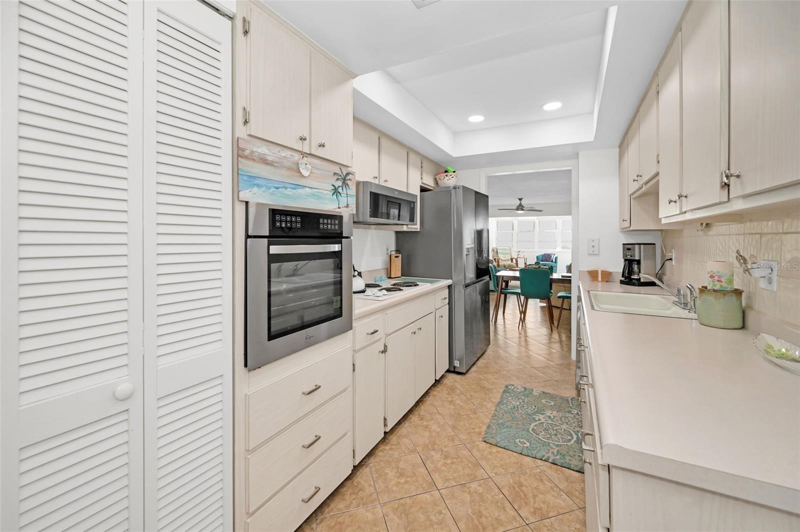 622 EDGEWATER DR #523