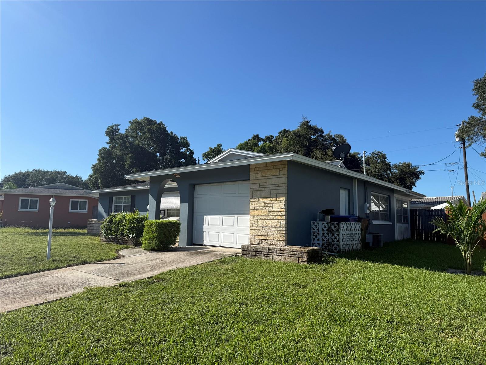 568 HILLCREST DR