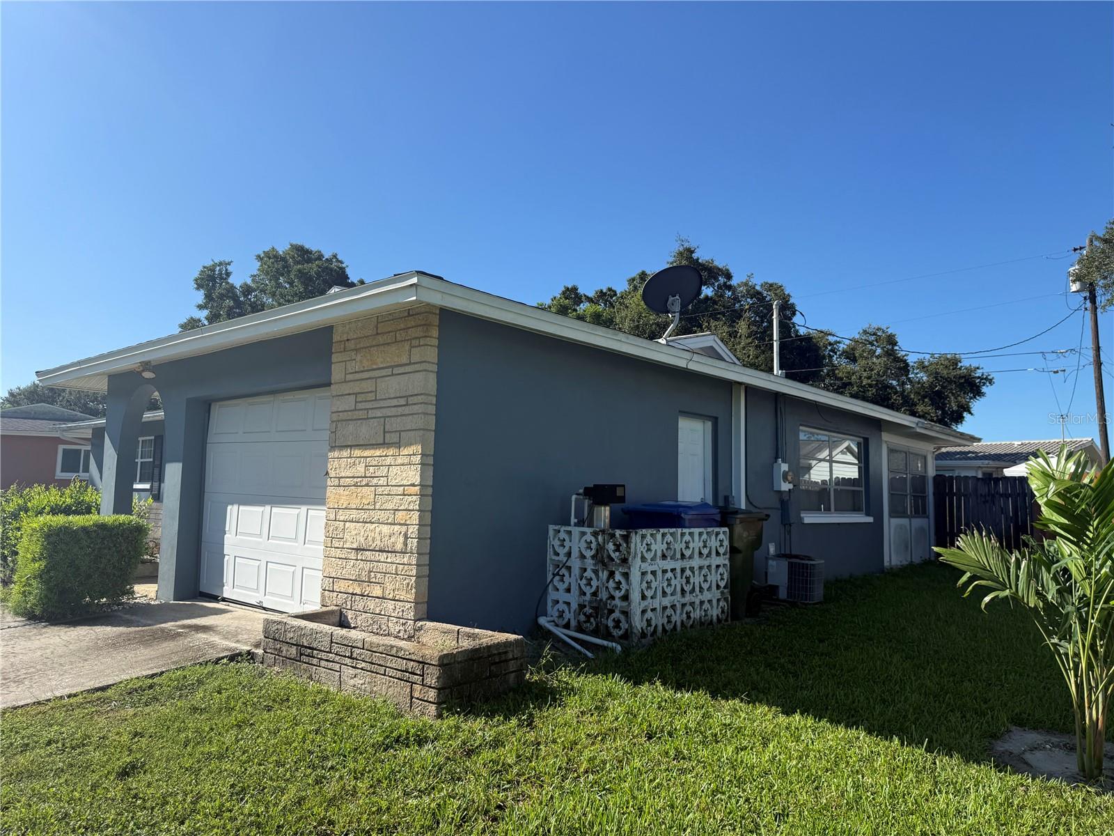 568 HILLCREST DR
