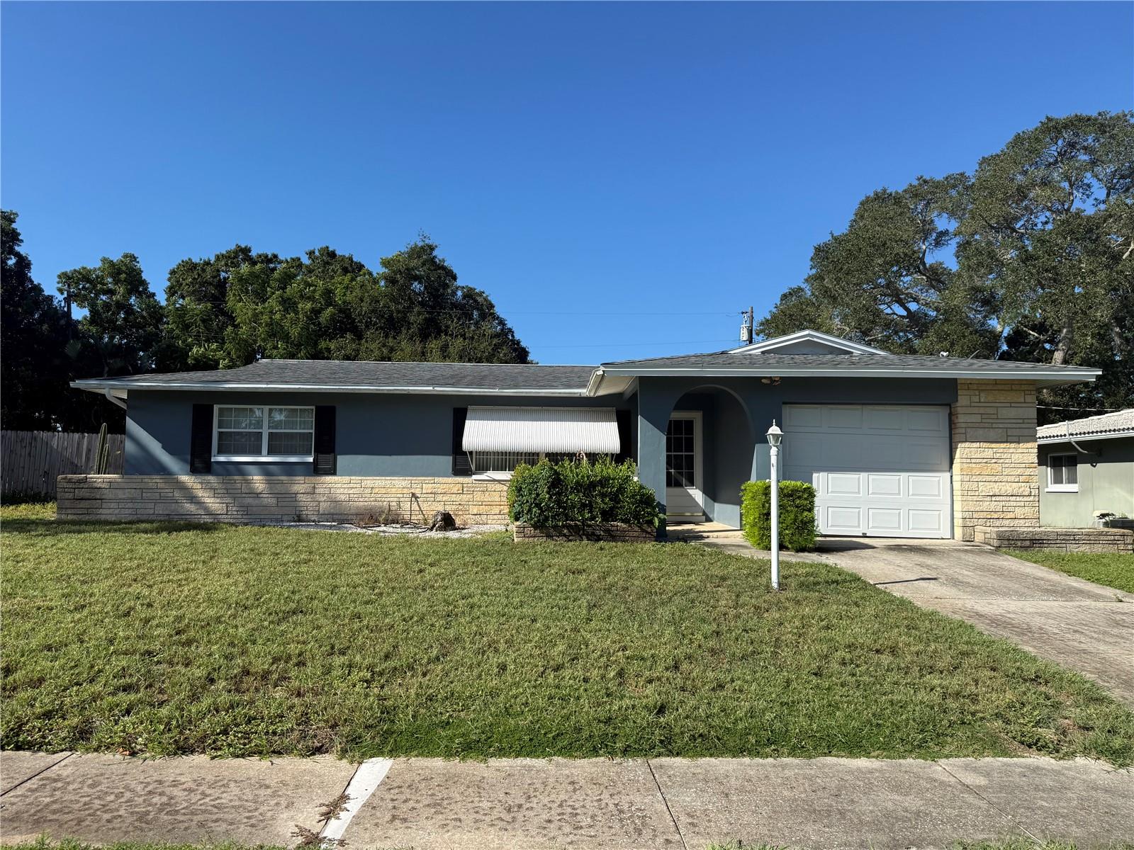 568 HILLCREST DR