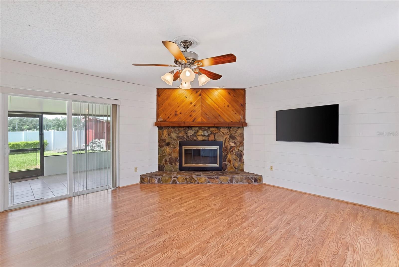 1105 LENNA AVE