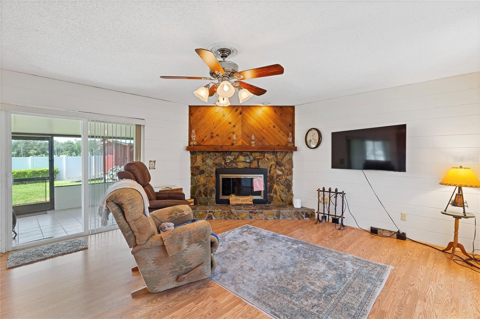1105 LENNA AVE
