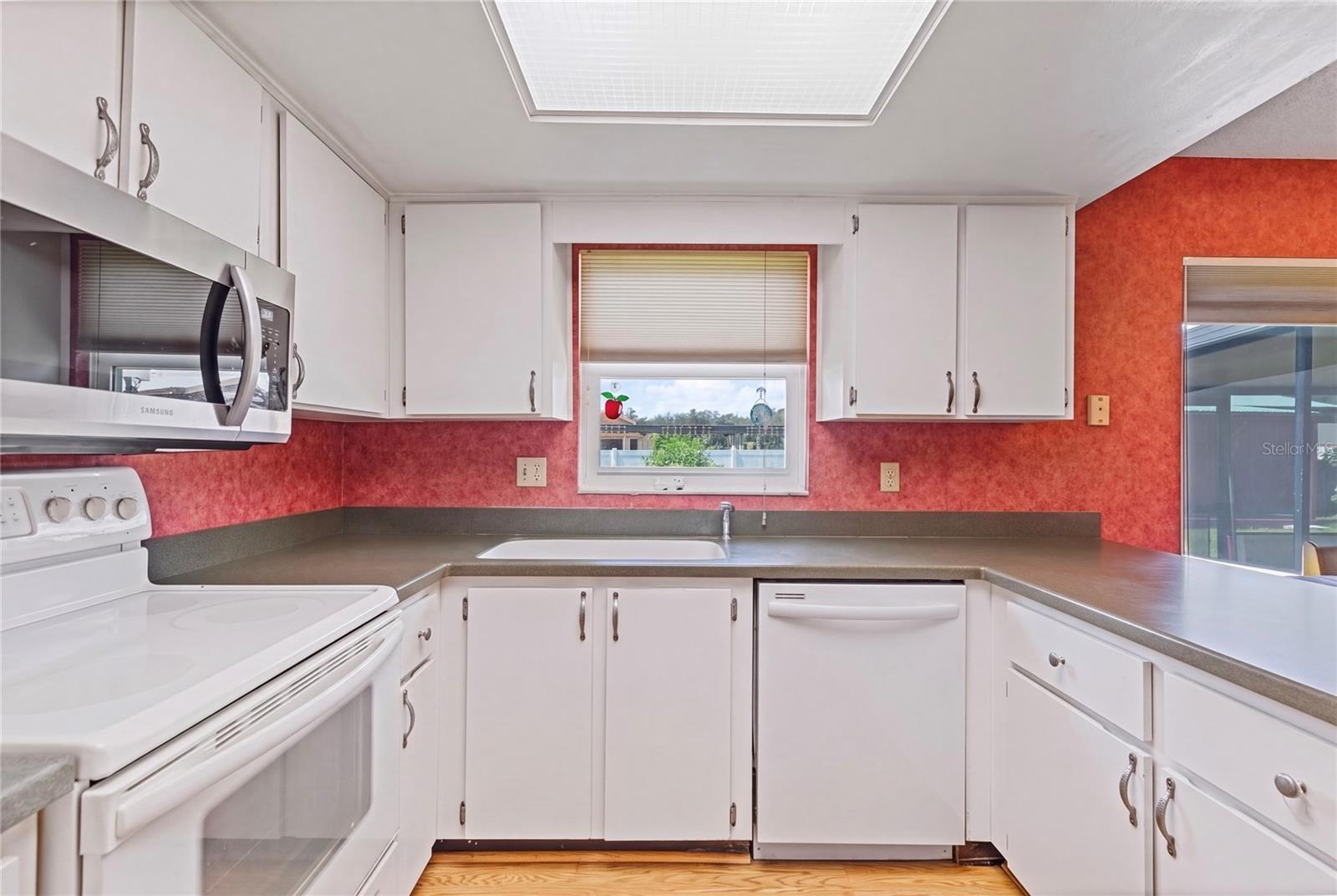 1105 LENNA AVE