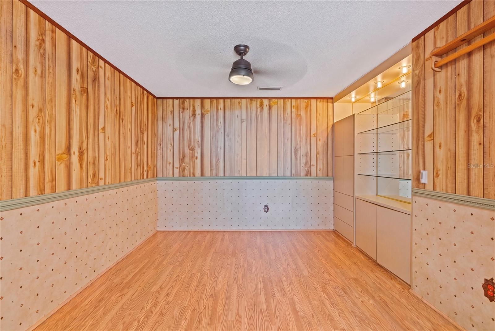 1105 LENNA AVE