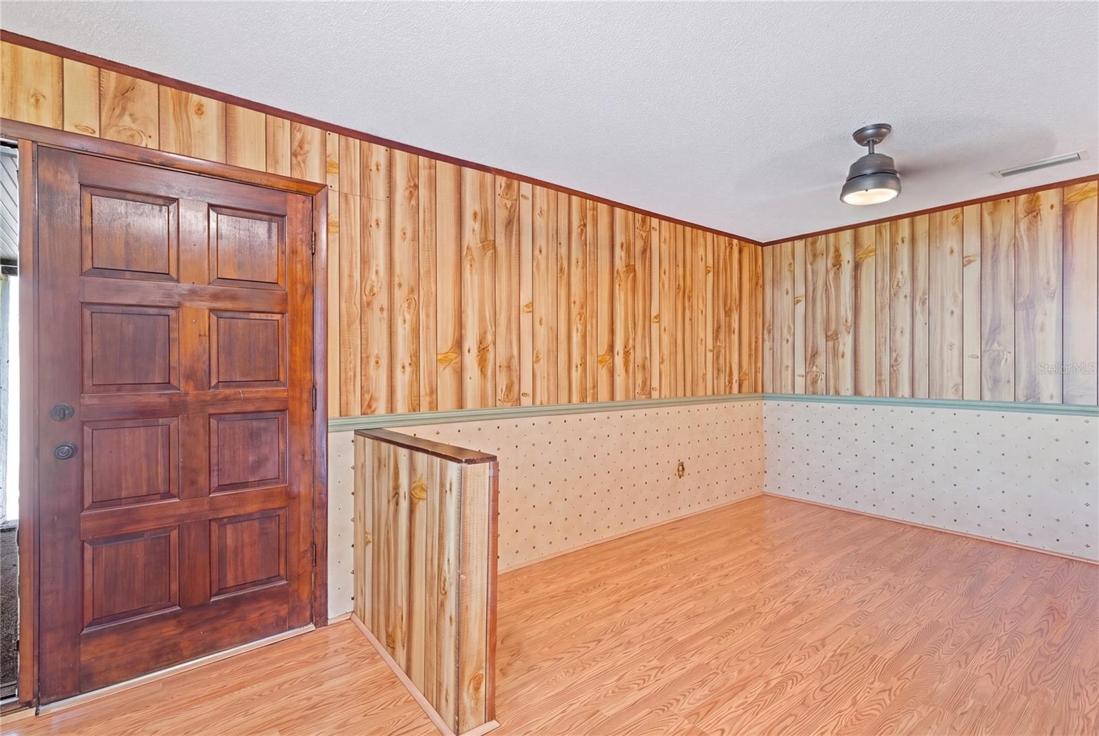 1105 LENNA AVE