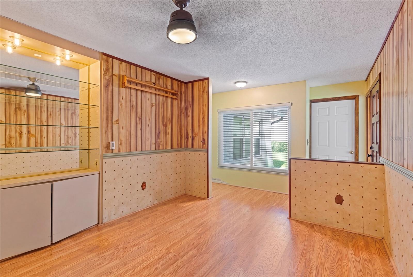 1105 LENNA AVE