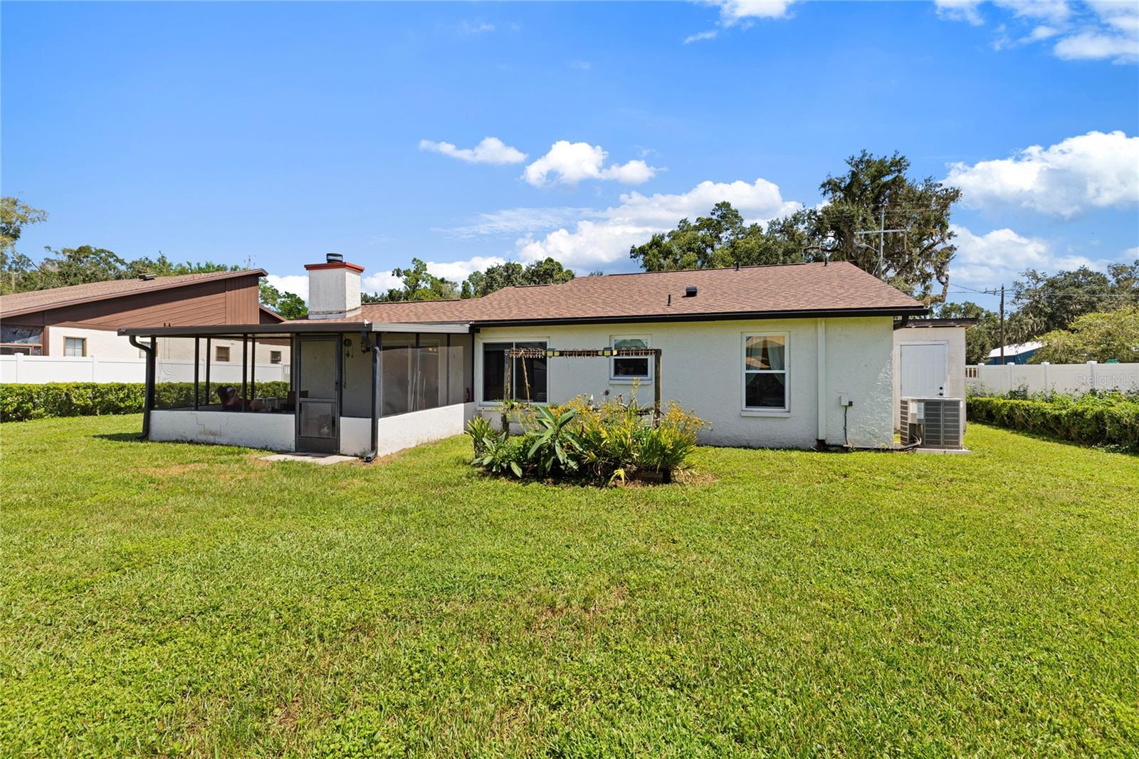1105 LENNA AVE